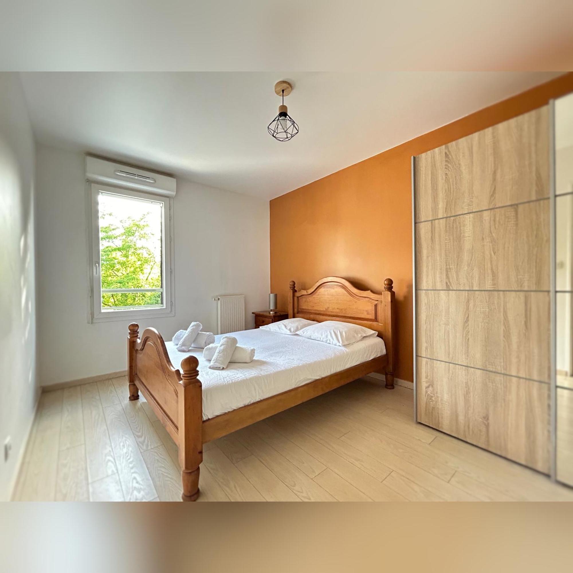 Le Duplex Chessy - 15Min From Disneyland - 2 Private Parkings - Garden - Kingsize & Queensize Bed - Supermarket Behind The House Exterior photo